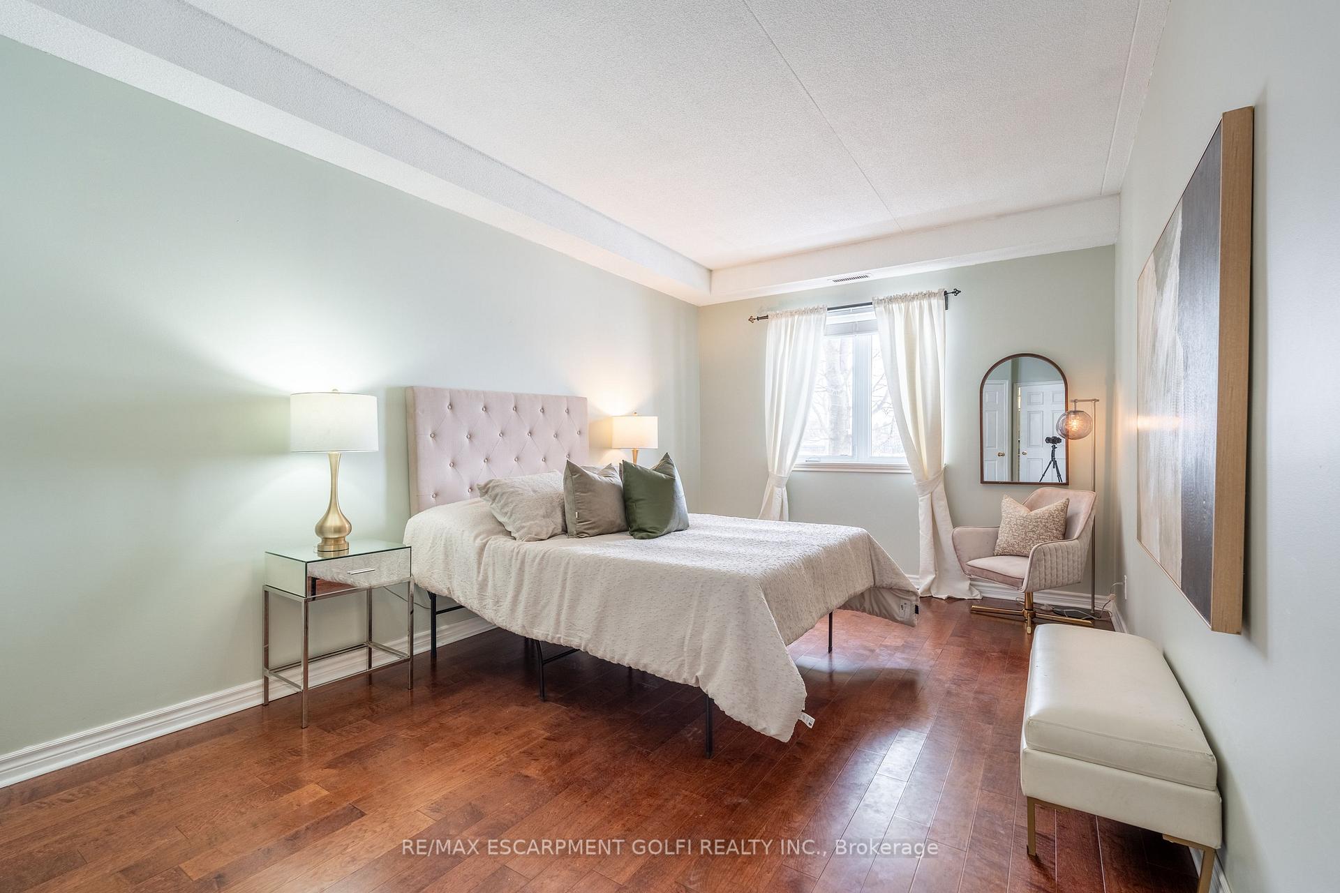 2 Bedrooms Condo at 416 LIMERIDGE,  Hamilton For sale