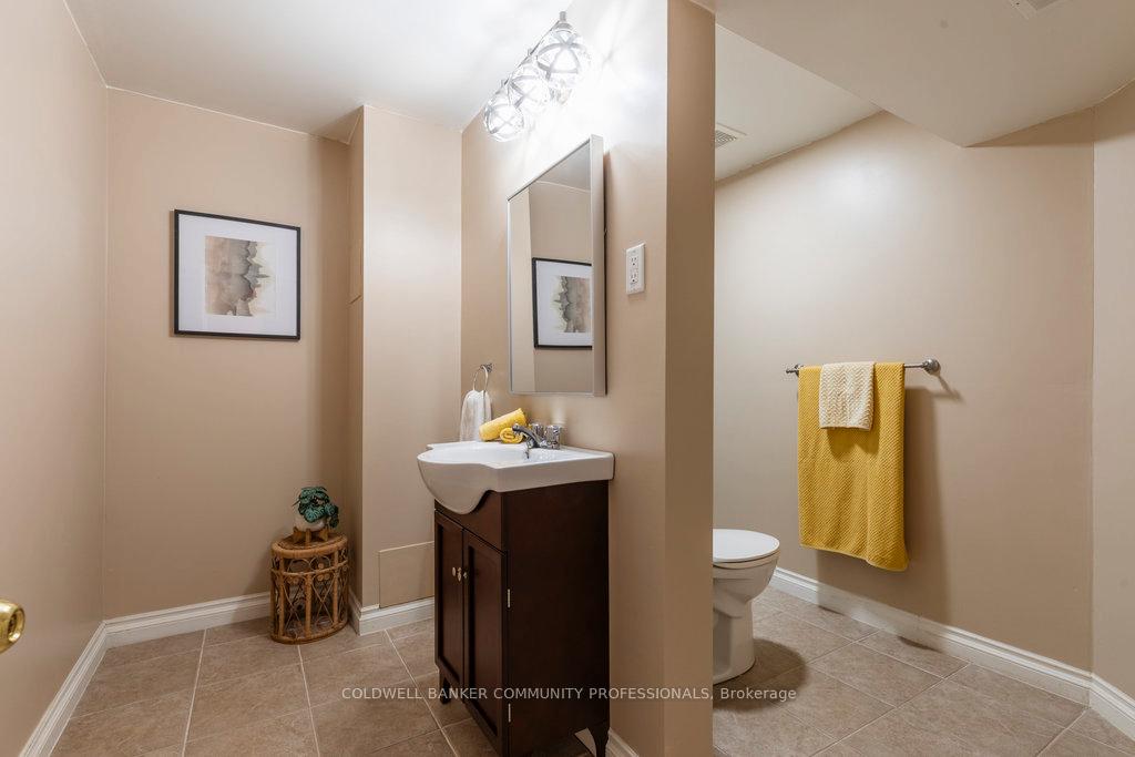 2 Bedrooms Condo at 130 Southbrook, Hamilton For sale