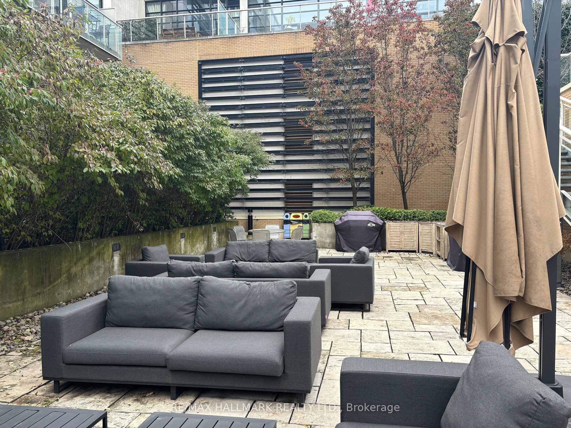 2 Bedrooms Condo at 43 Hanna, Toronto For sale