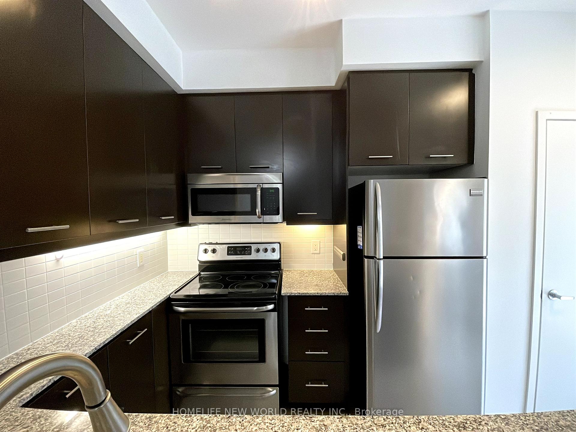 3 Bedrooms Condo at 370 Square One,  Mississauga For sale