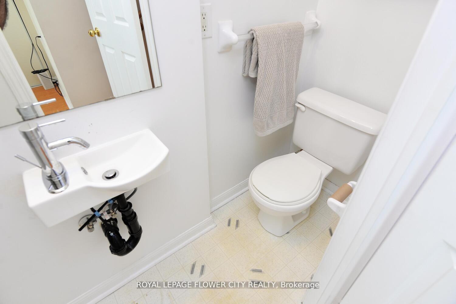 3 Bedrooms Condo at 4950 Rathkeale,  Mississauga For sale