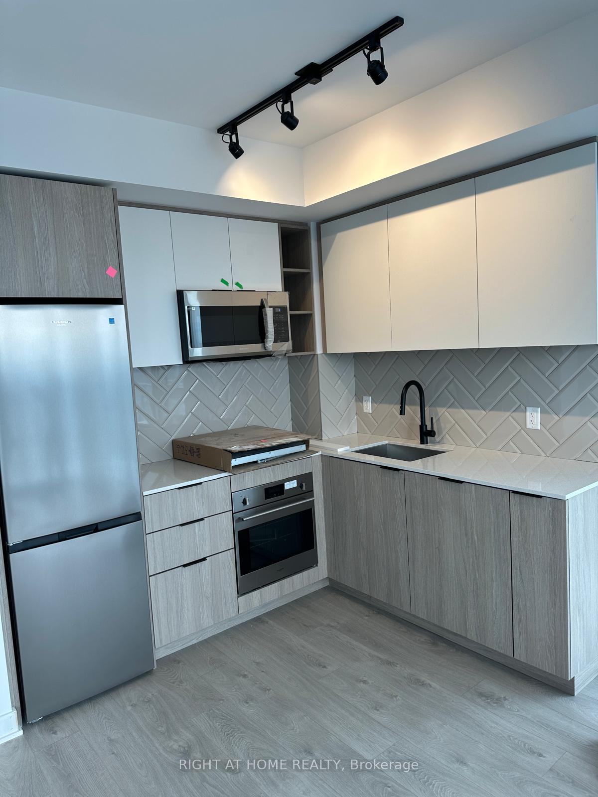 2 Bedrooms Condo at 36 Zorra,  Toronto For sale