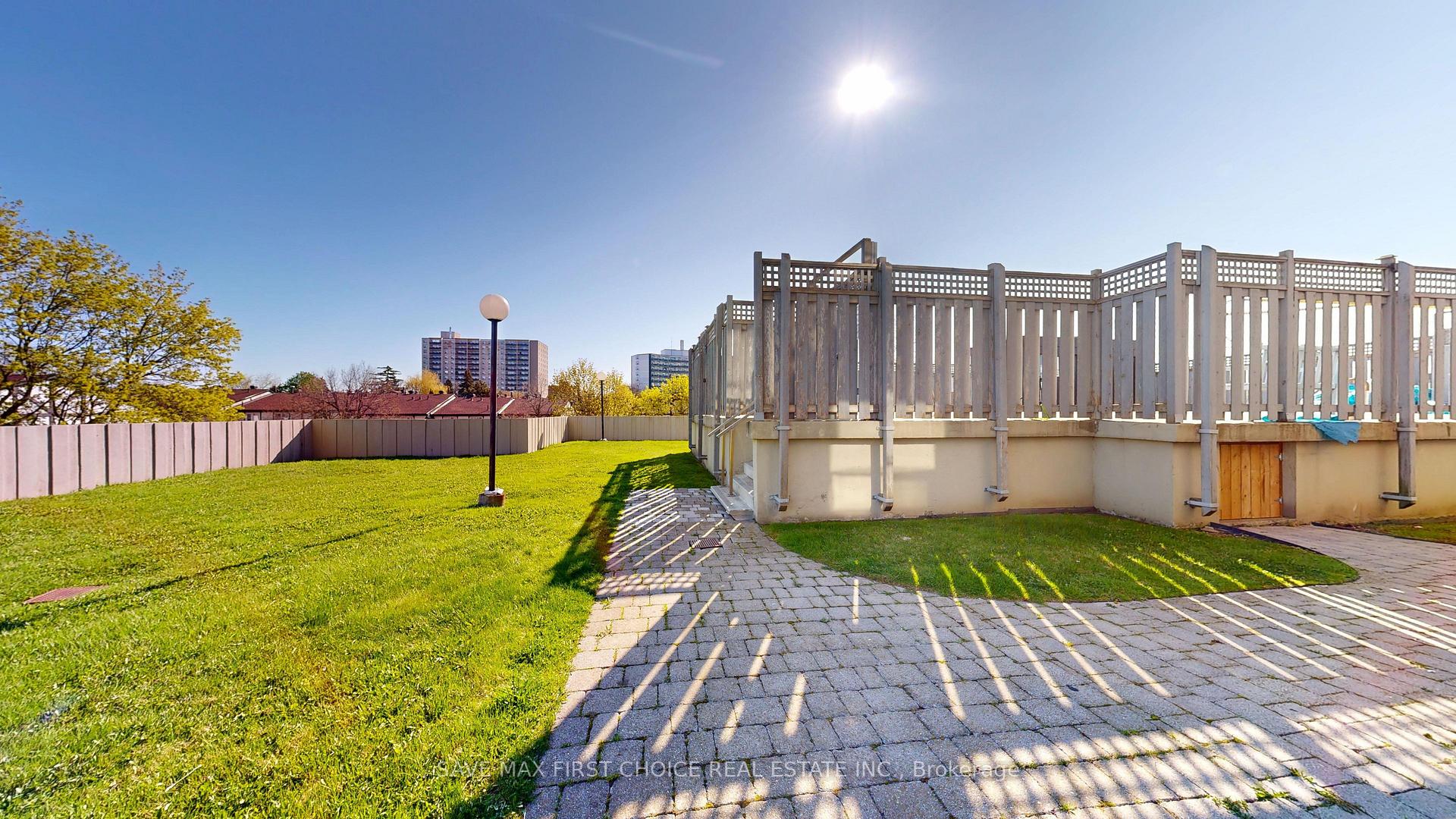 3 Bedrooms Condo at 15 Torrance, Toronto For sale