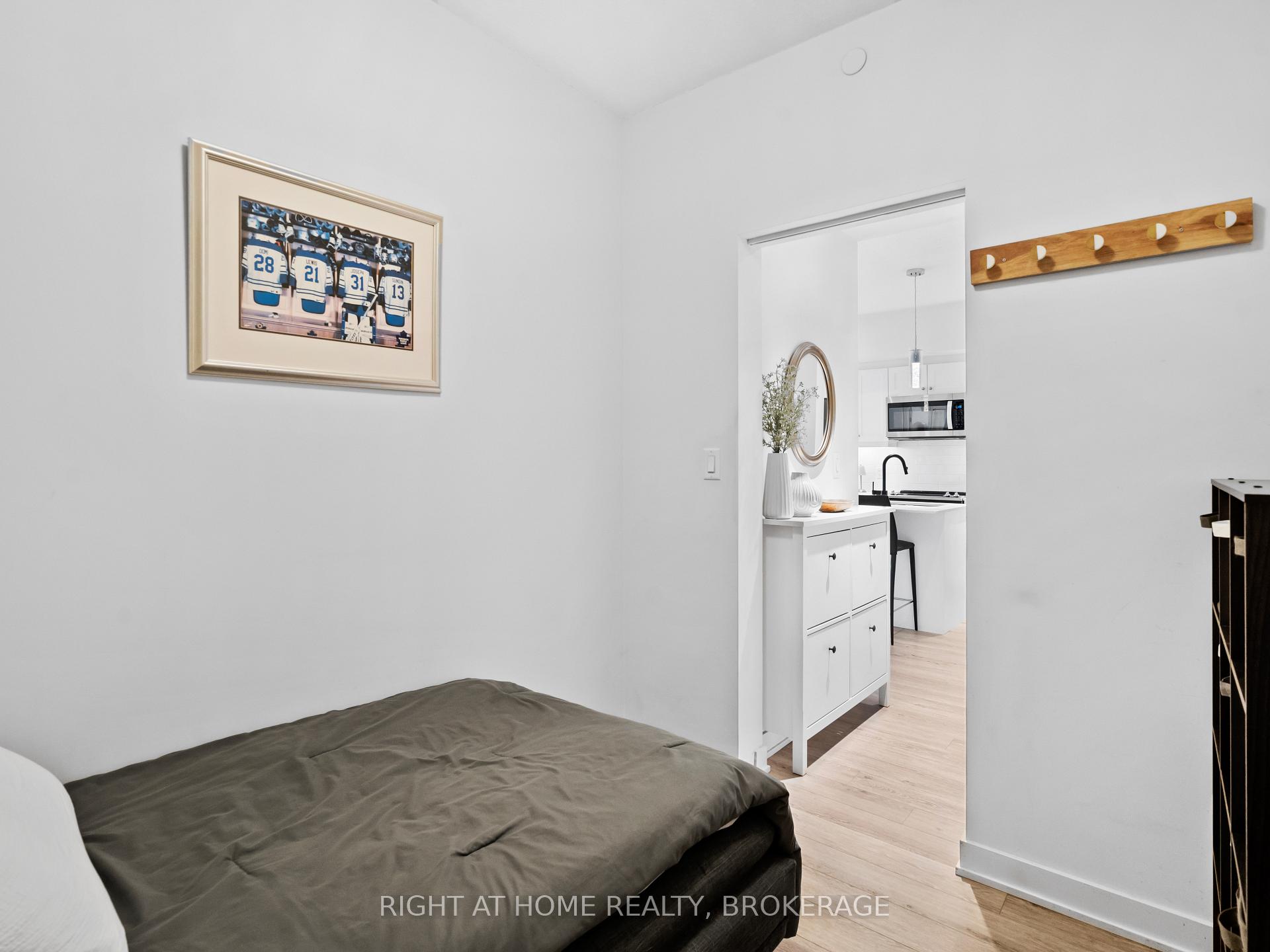 2 Bedrooms Condo at 16 Markle, Hamilton For sale