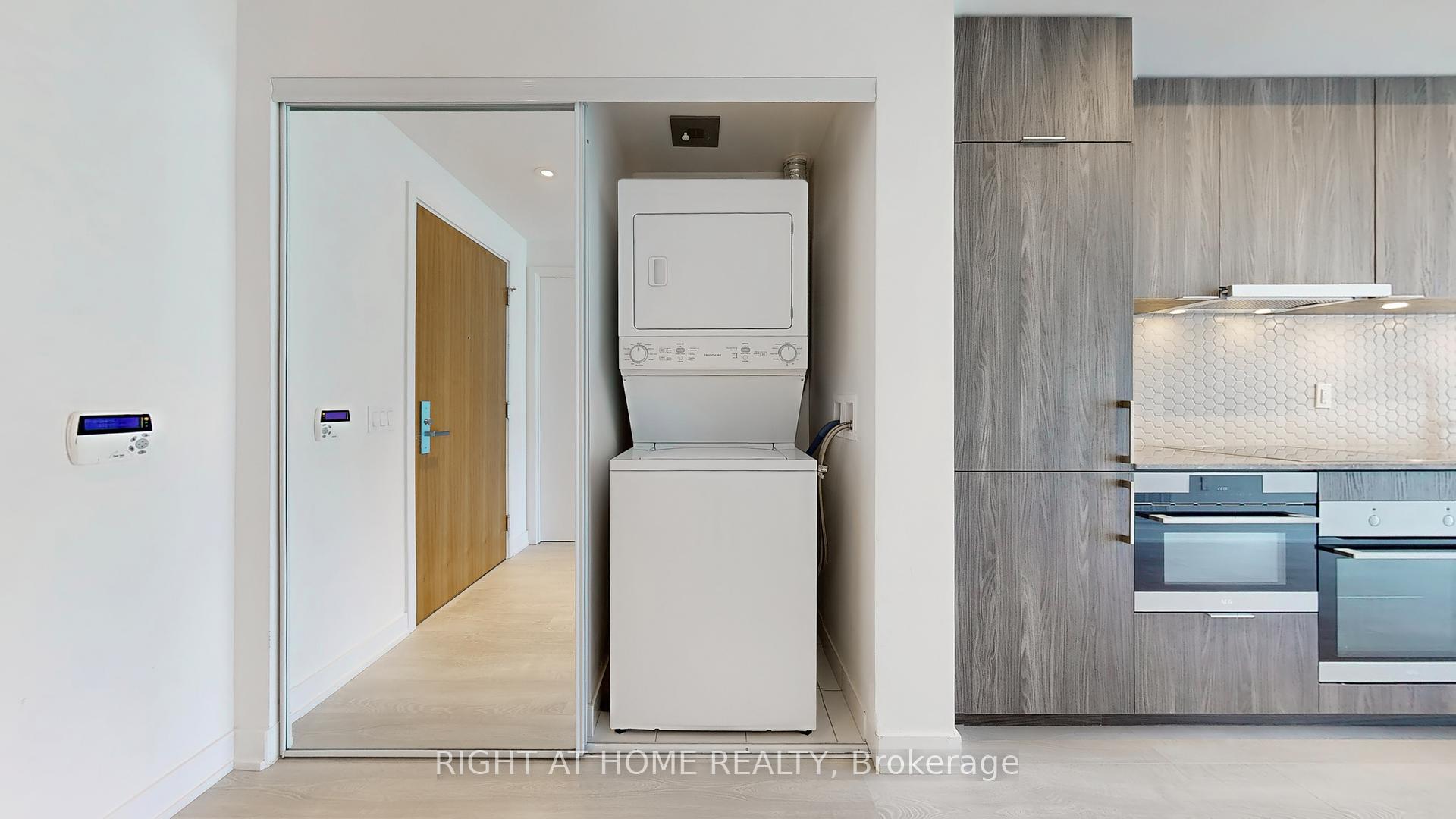2 Bedrooms Condo at 15 Queens, Toronto For sale