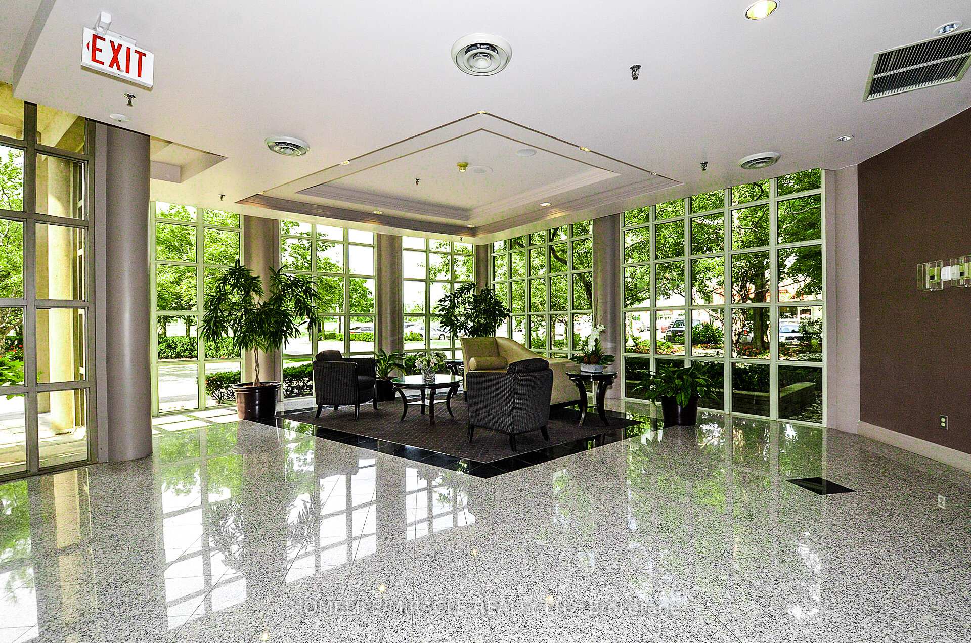 2 Bedrooms Condo at 50 Eglinton, Mississauga For sale
