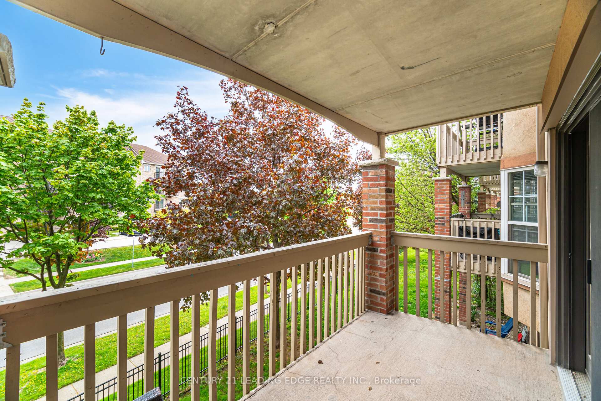 2 Bedrooms Condo at 4005 Kilmer, Burlington For sale