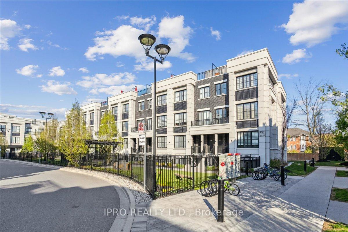 2 Bedrooms Condo at 652 Cricklewood, Mississauga For sale
