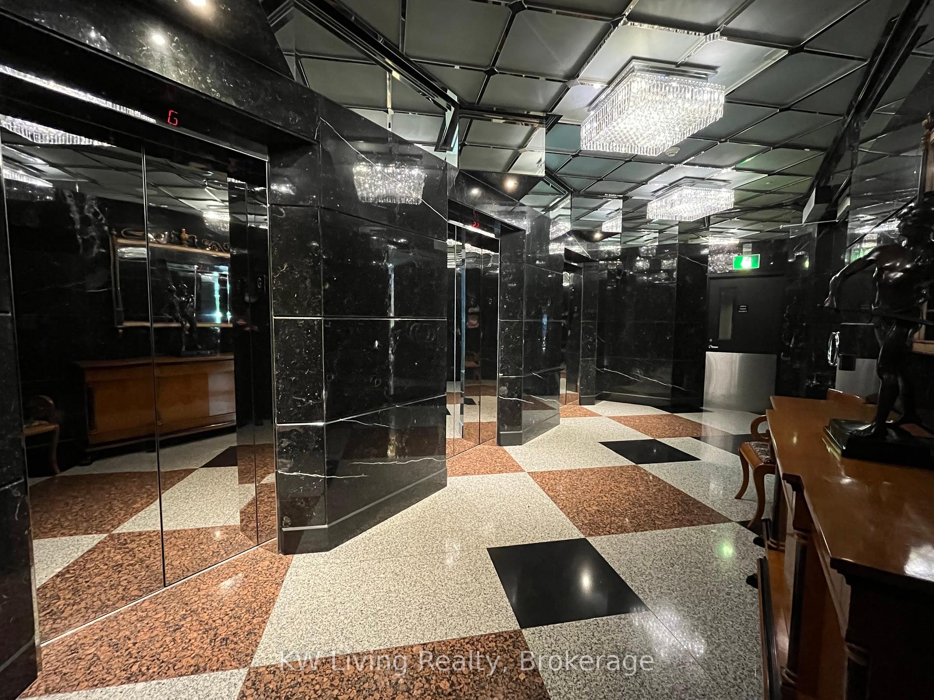 2 Bedrooms Condo at 33 University,  Toronto For sale