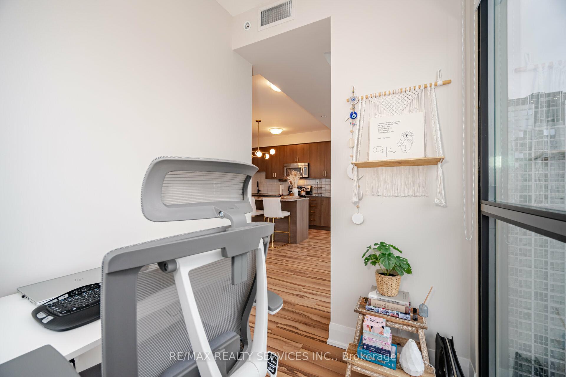 3 Bedrooms Condo at 2900 Highway 7, Vaughan For sale