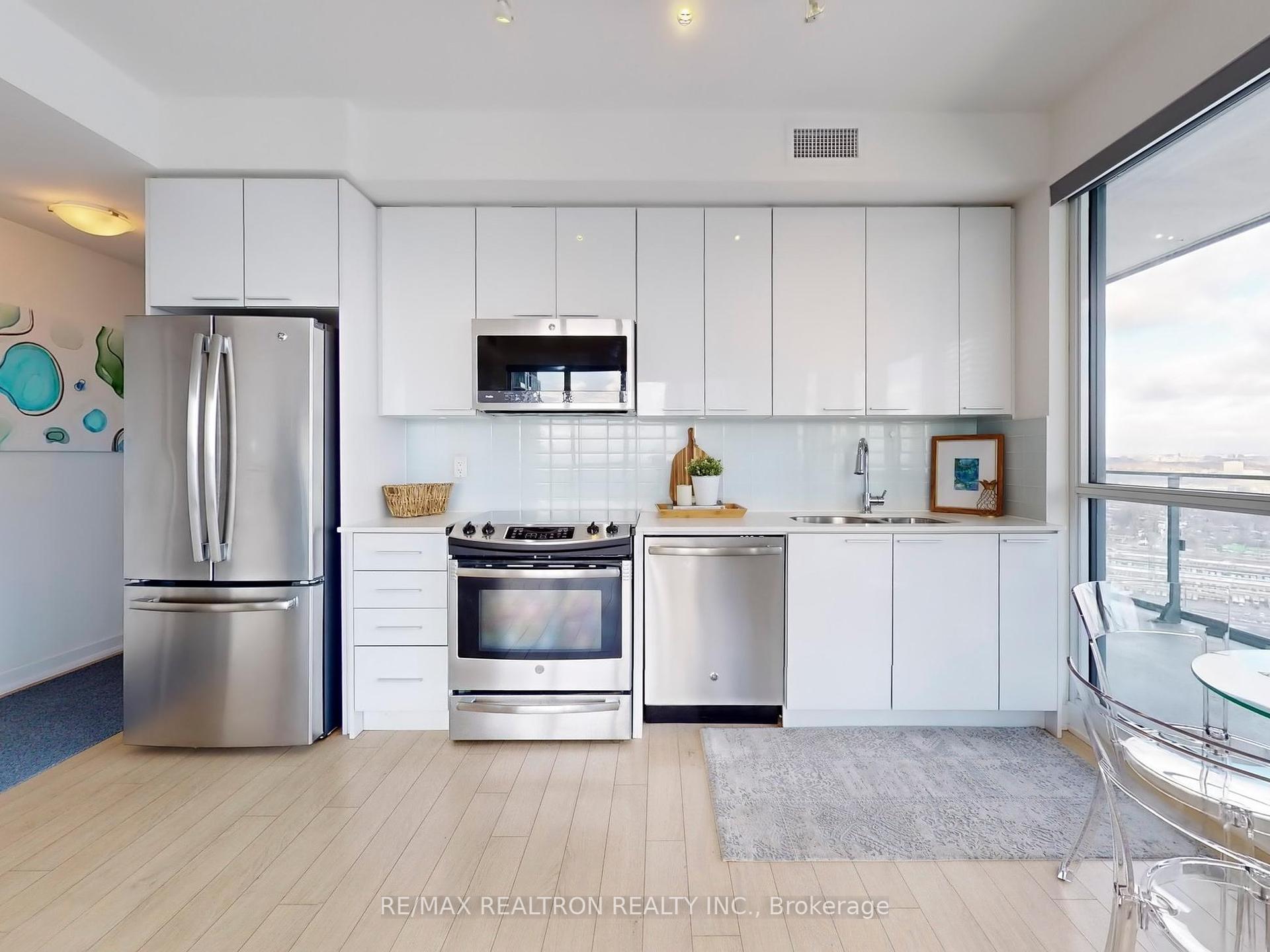 3 Bedrooms Condo at 10 Park Lawn, Toronto For sale