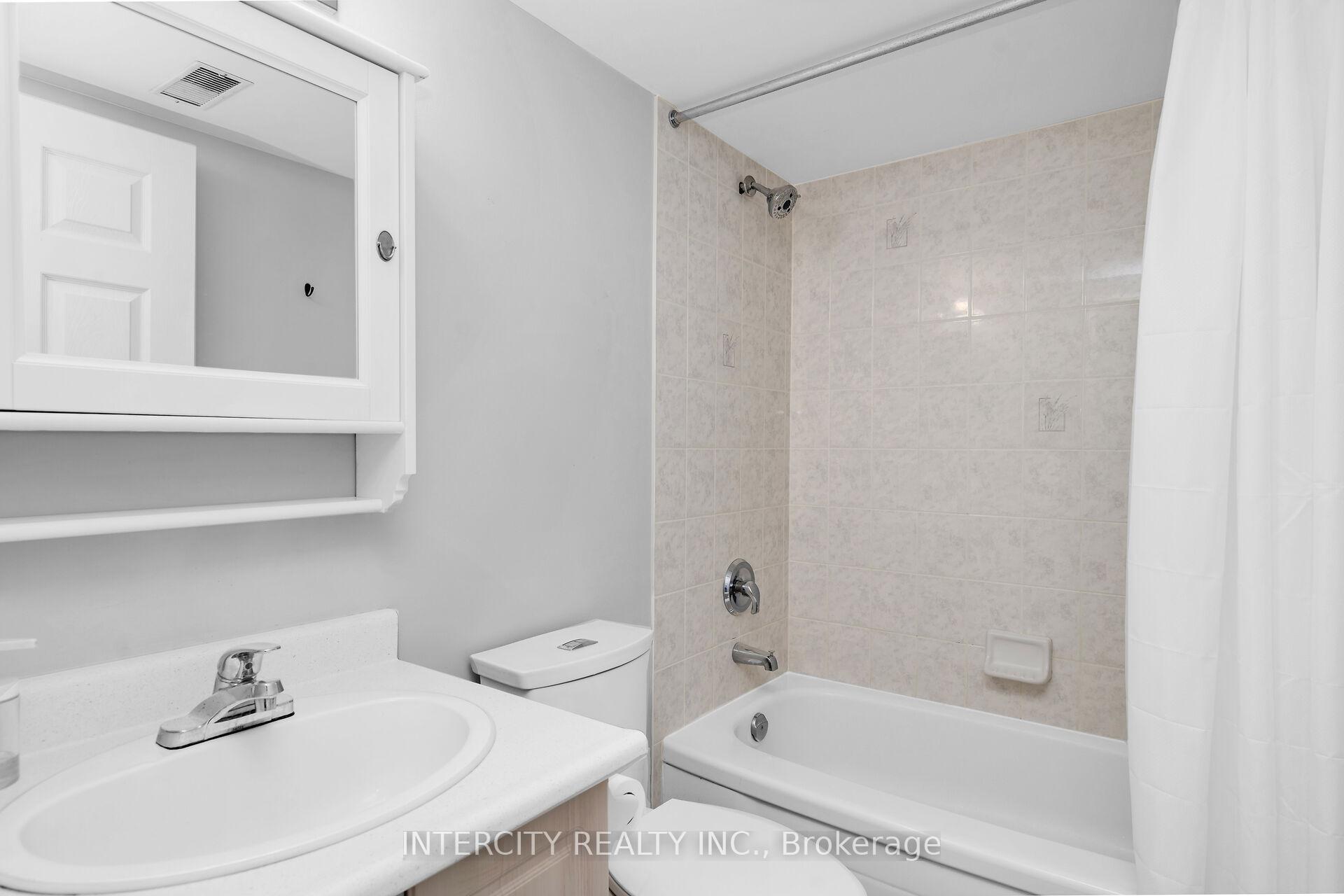 3 Bedrooms Condo at 32 Tannery, Mississauga For sale