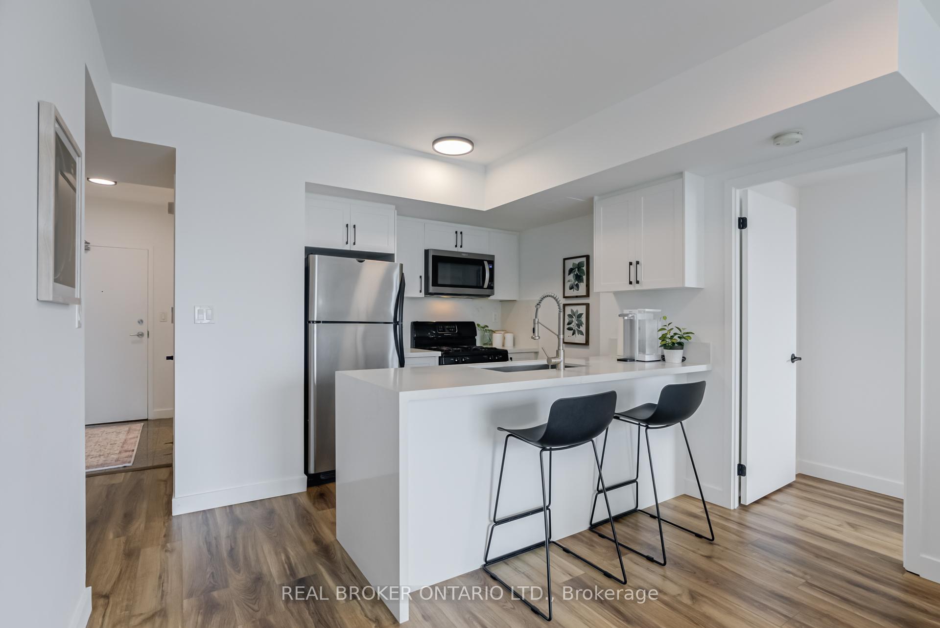 3 Bedrooms Condo at 5 Mariner, Toronto For sale