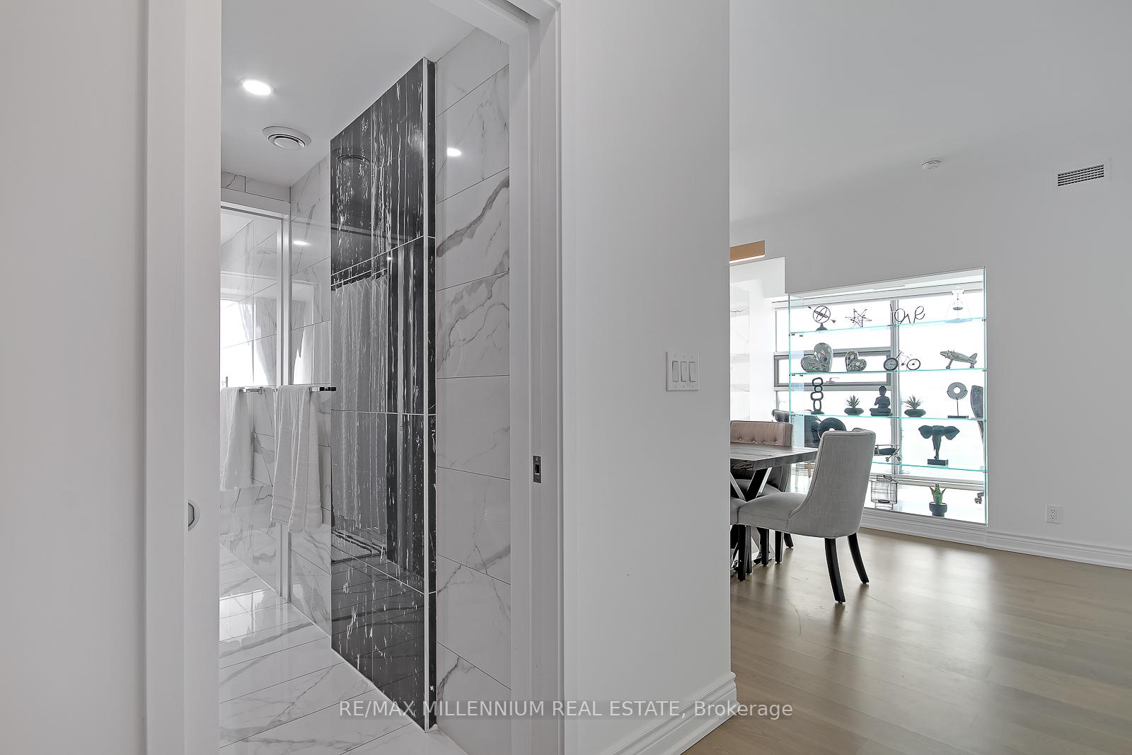 3 Bedrooms Condo at 12 York,  Toronto For sale