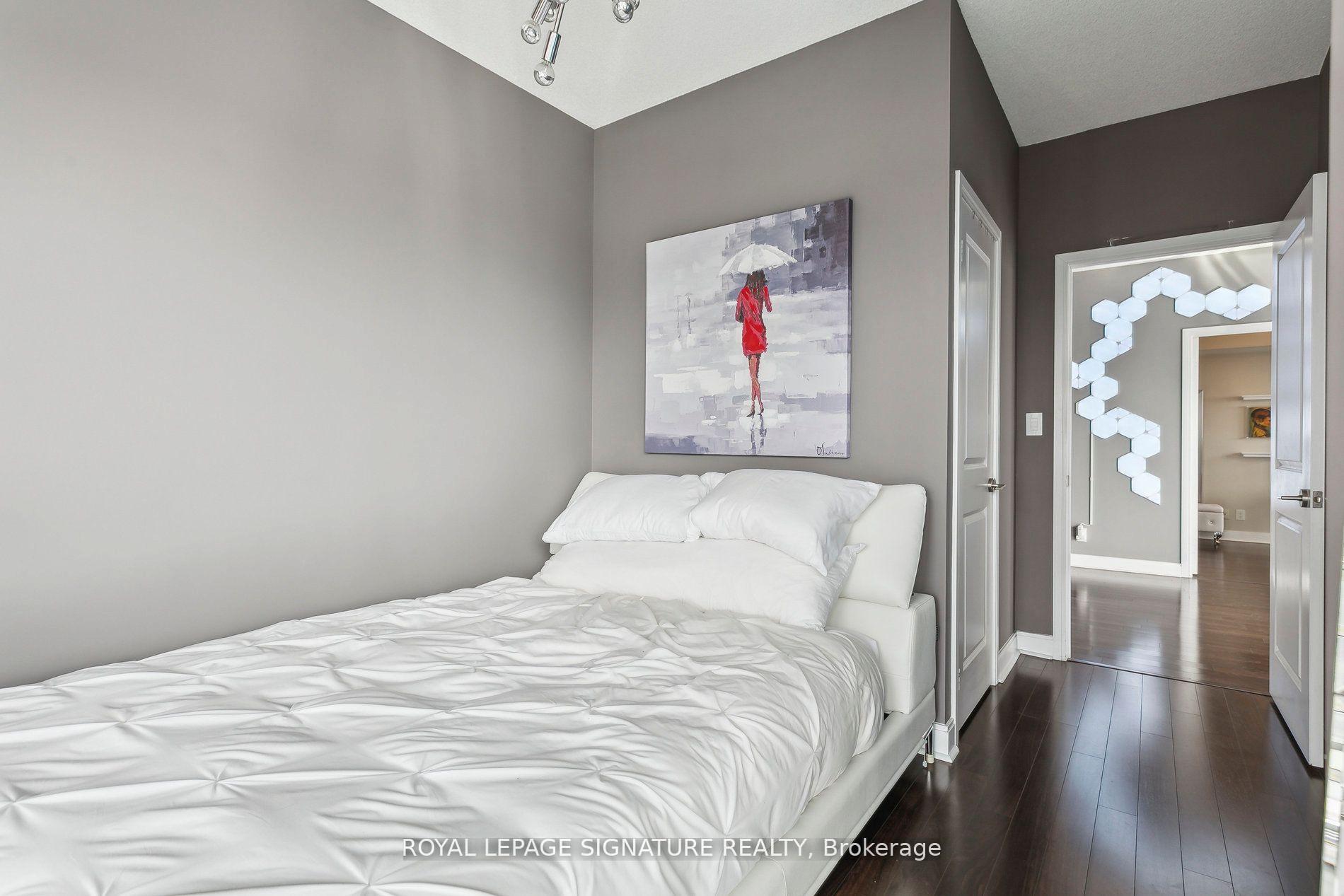 3 Bedrooms Condo at 60 Absolute, Mississauga For sale