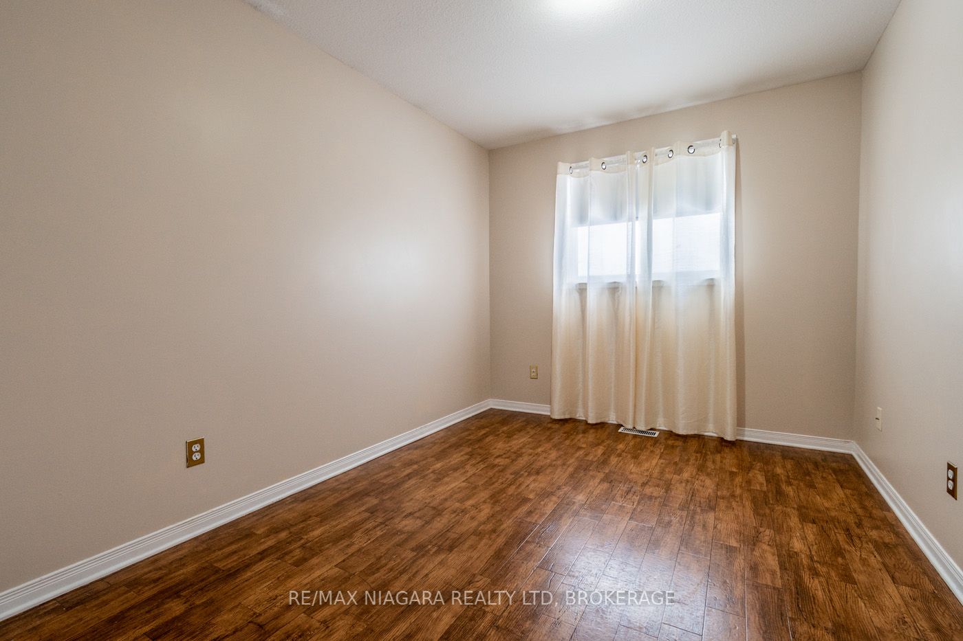 14 JENNIFER Crescent