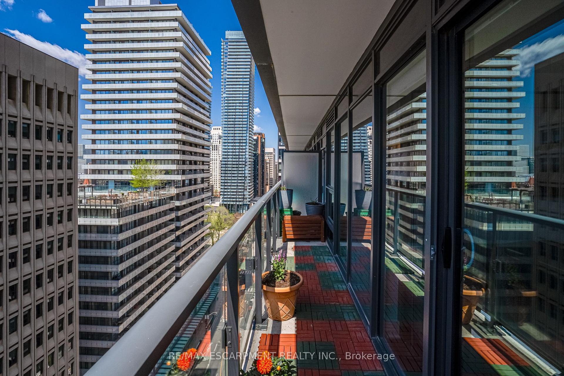 3 Bedrooms Condo at 955 BAY, Toronto For sale
