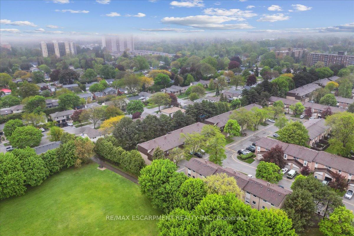 3 Bedrooms Condo at 680 Regency, Burlington For sale