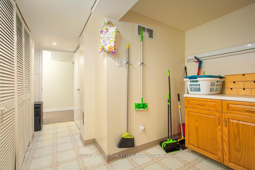 3 Bedrooms Condo at 2216 Upper Middle, Burlington For sale