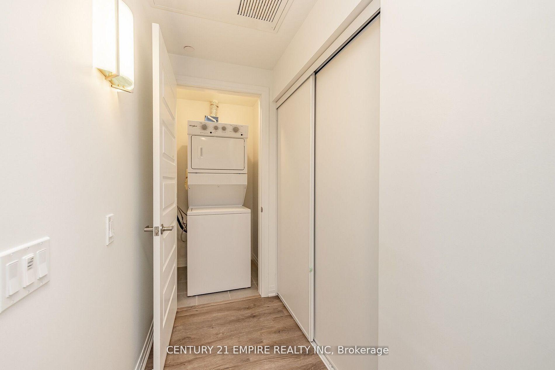 2 Bedrooms Condo at 95 Dundas,  Oakville For sale