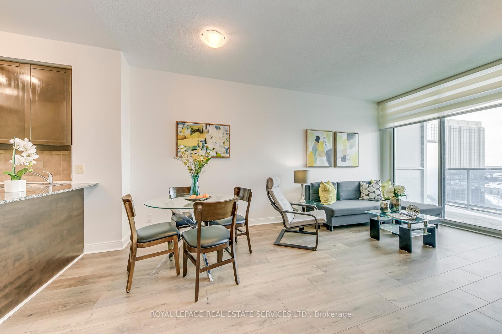 2 Bedrooms Condo at 80 Absolute, Mississauga For sale