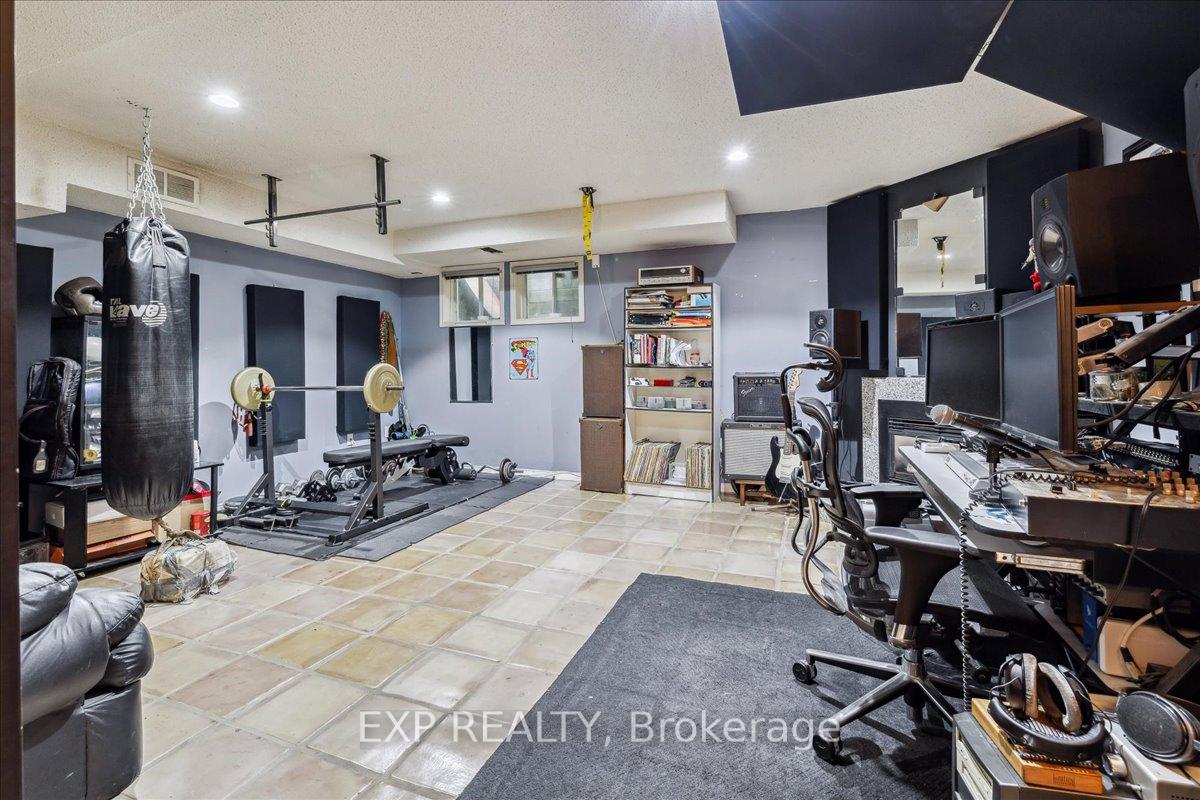 3 Bedrooms Condo at 62 Tamarack, Toronto For sale