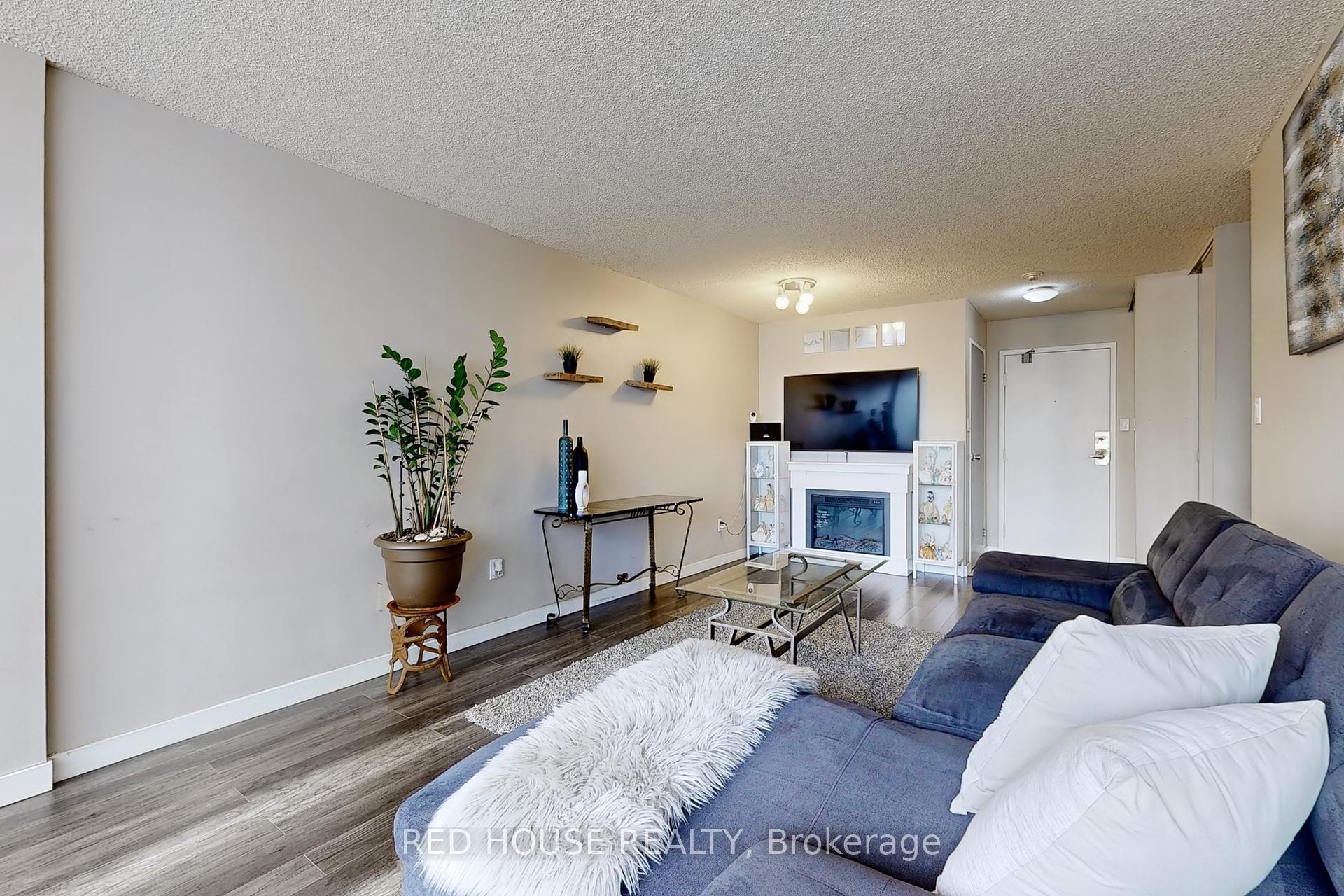 2 Bedrooms Condo at 10 Markbrook,  Toronto For sale