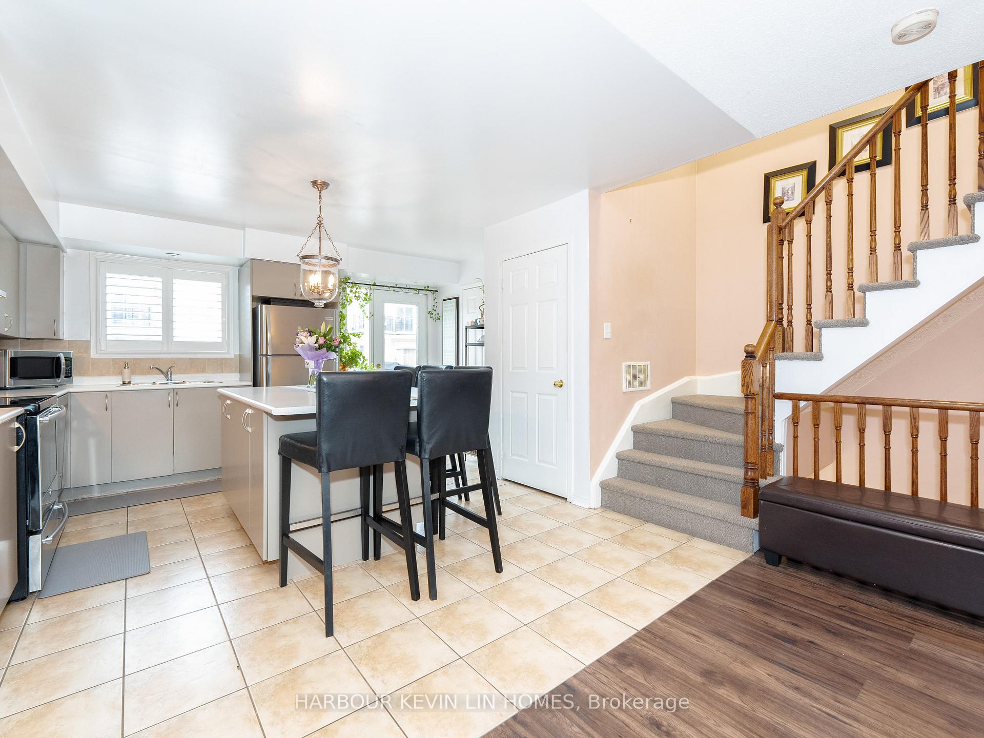 3 Bedrooms Condo at 4975 Southampton, Mississauga For sale