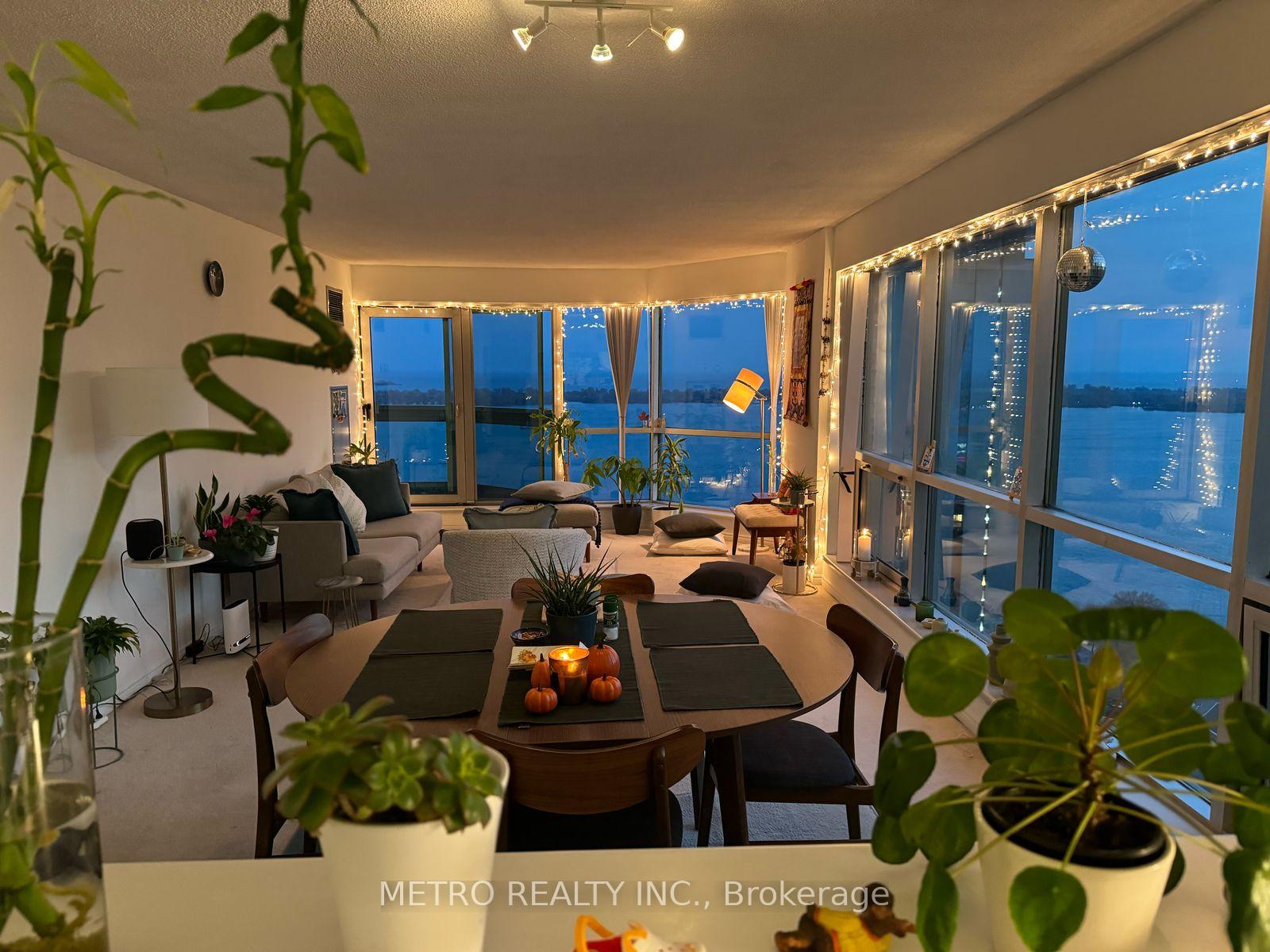 2 Bedrooms Condo at 10 Yonge, Toronto For sale