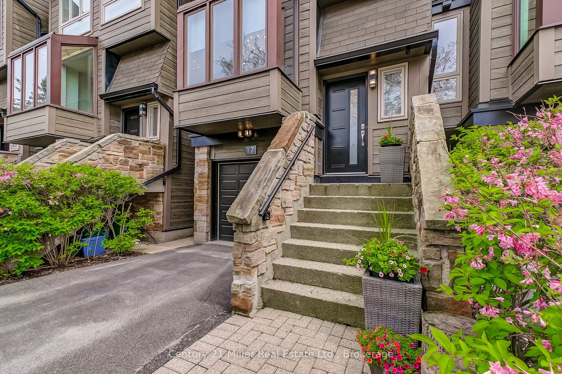 3 Bedrooms Condo at 1120 Queens, Oakville For sale