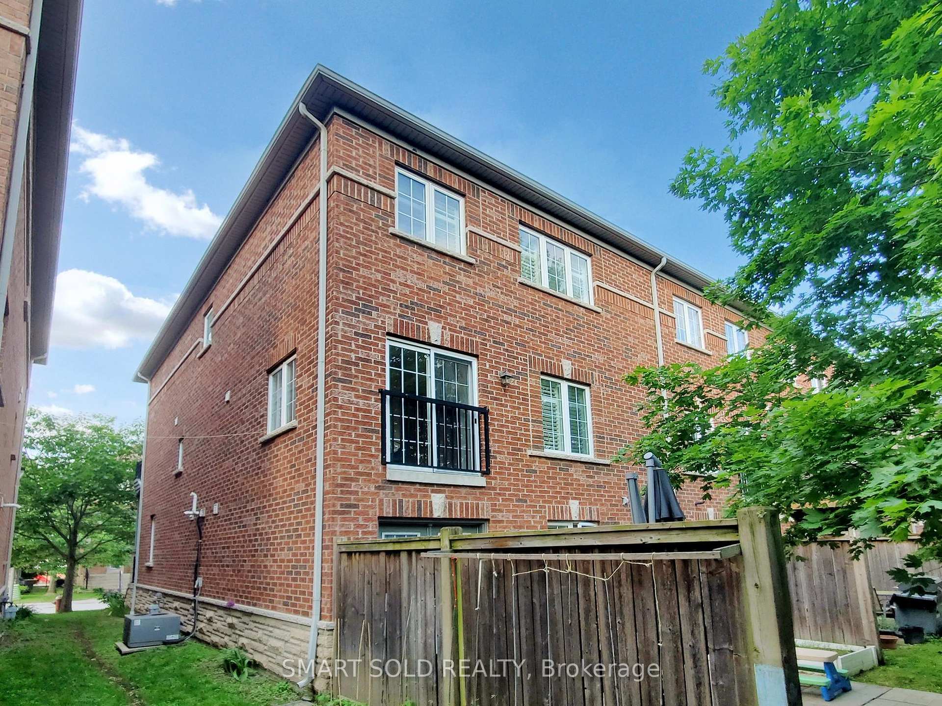 4 Bedrooms Condo at 230 Paisley, Mississauga For sale