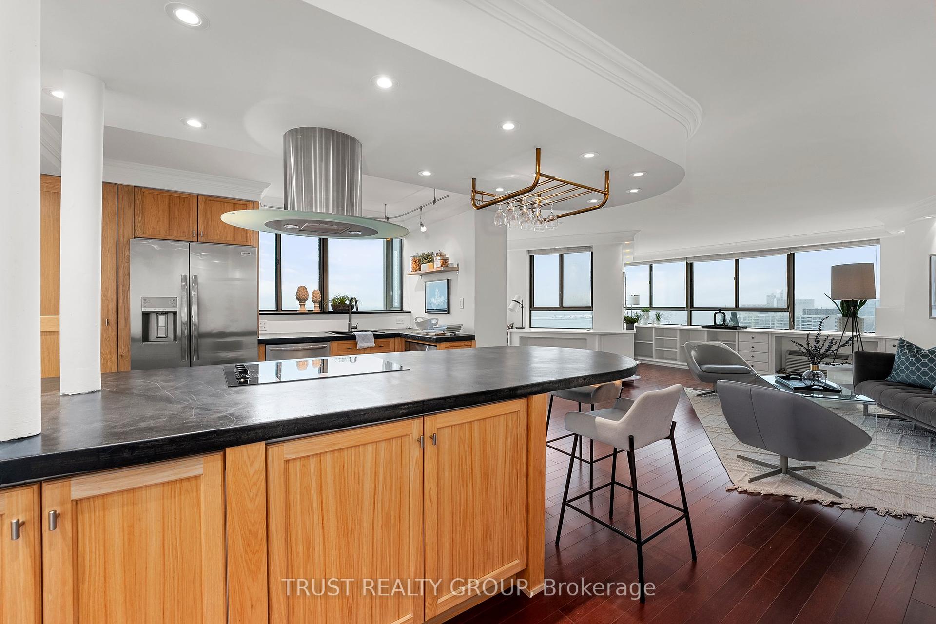 2 Bedrooms Condo at 270 Queens, Toronto For sale