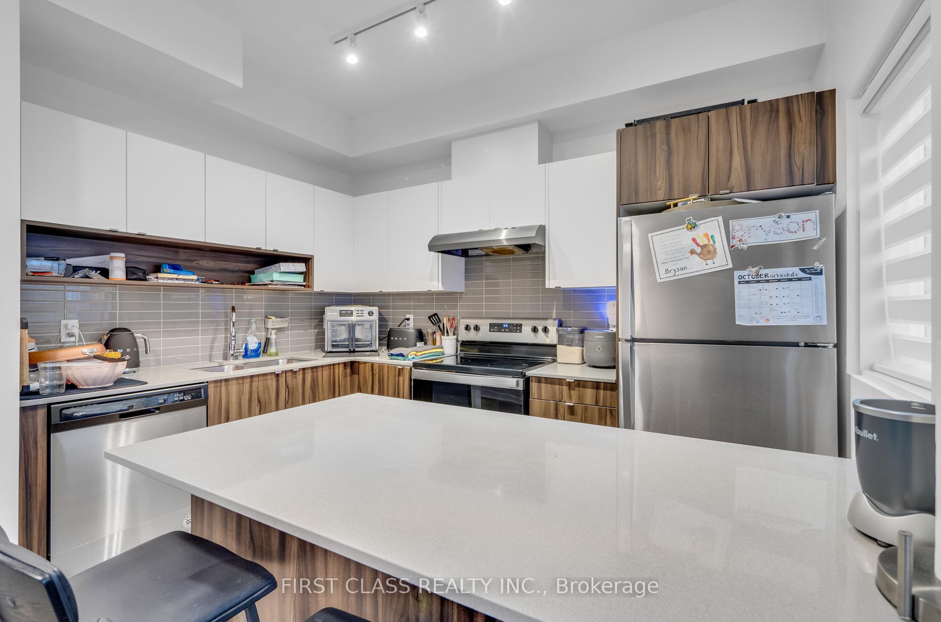 3 Bedrooms Condo at 1121 Cooke, Burlington For sale