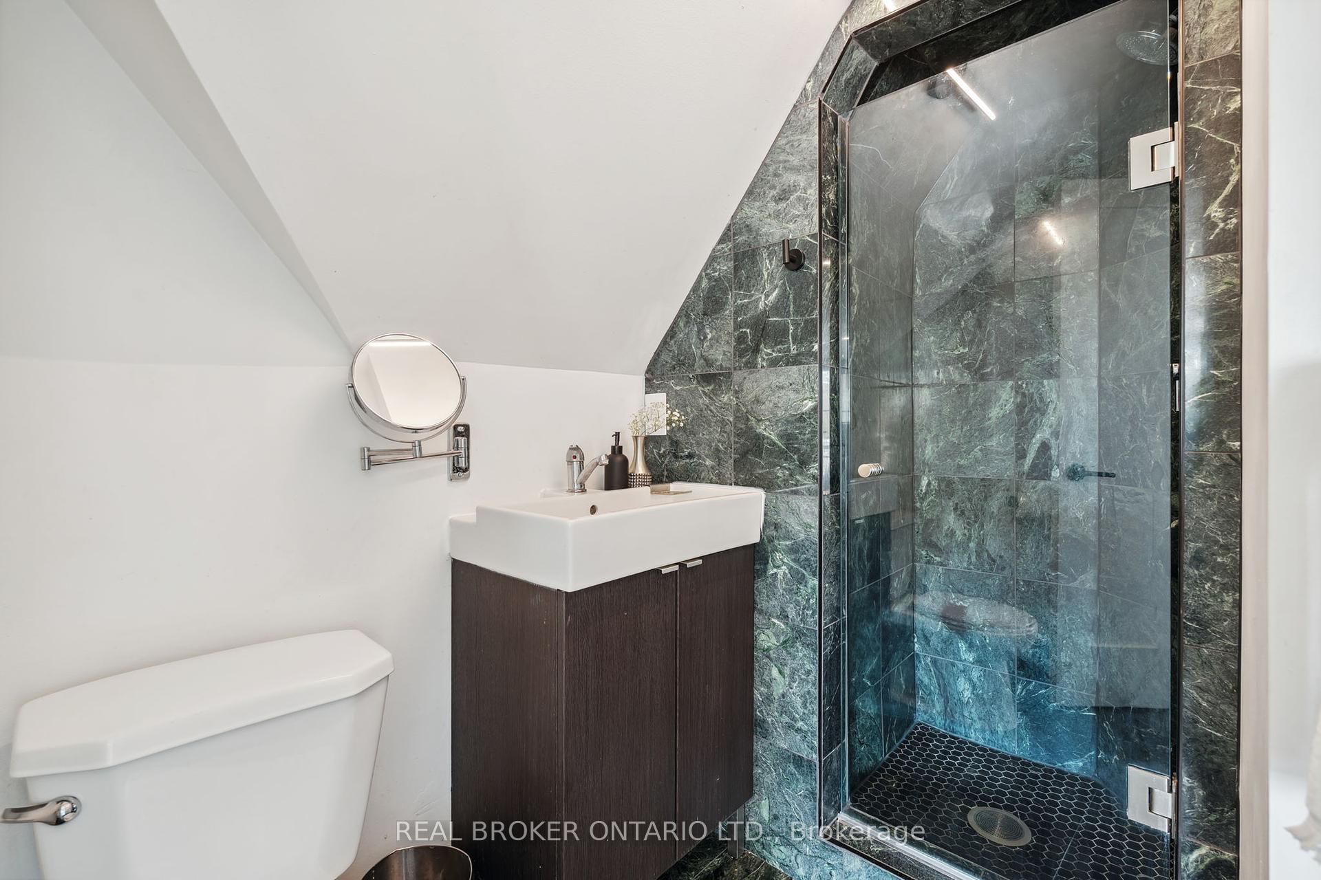 2 Bedrooms Condo at 300 Avenue, Toronto For sale