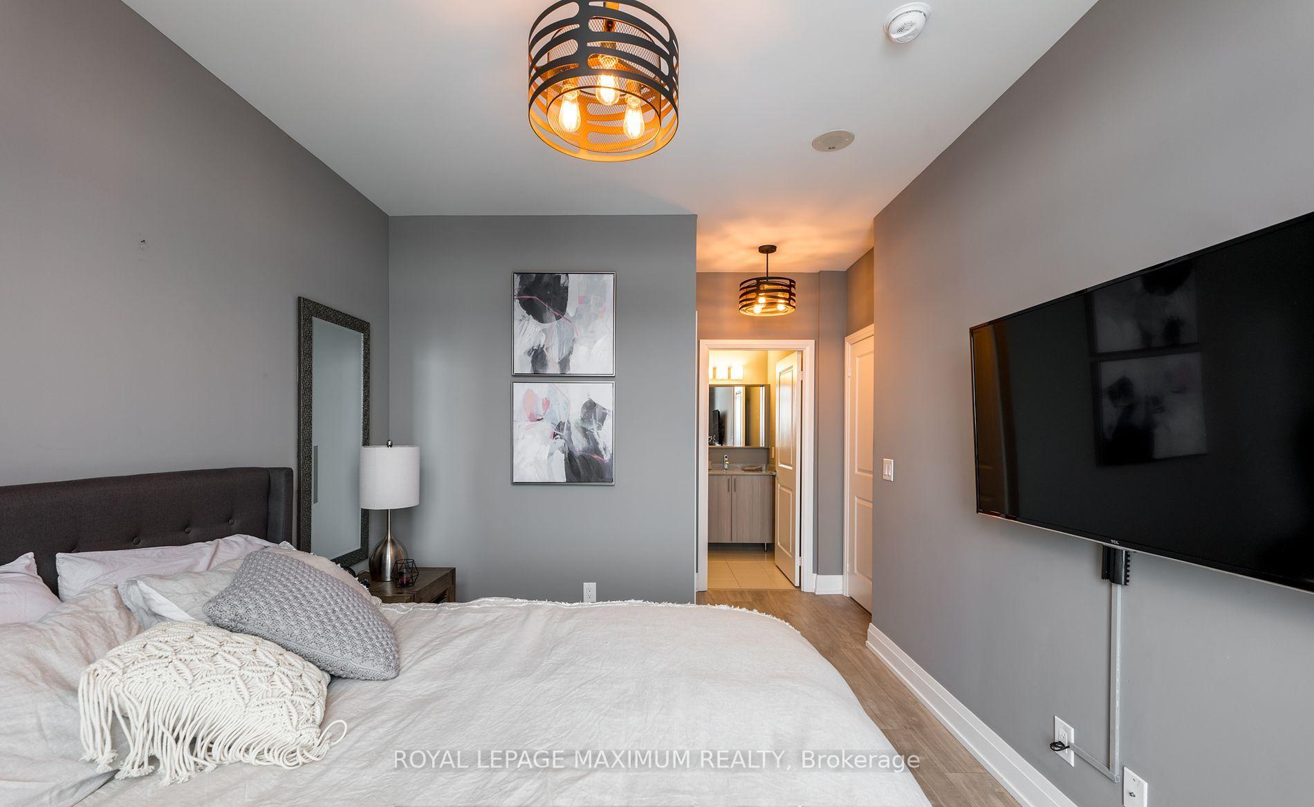 3 Bedrooms Condo at 3700 Highway 7, Vaughan For sale