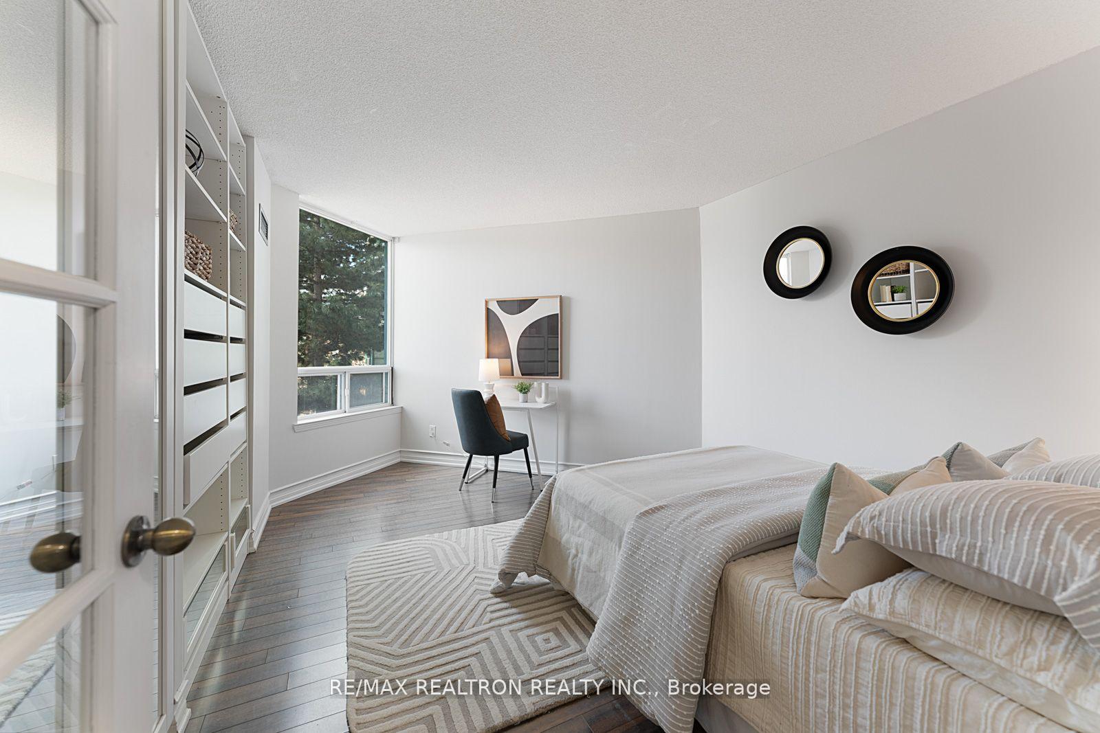 2 Bedrooms Condo at 110 Promenade, Vaughan For sale