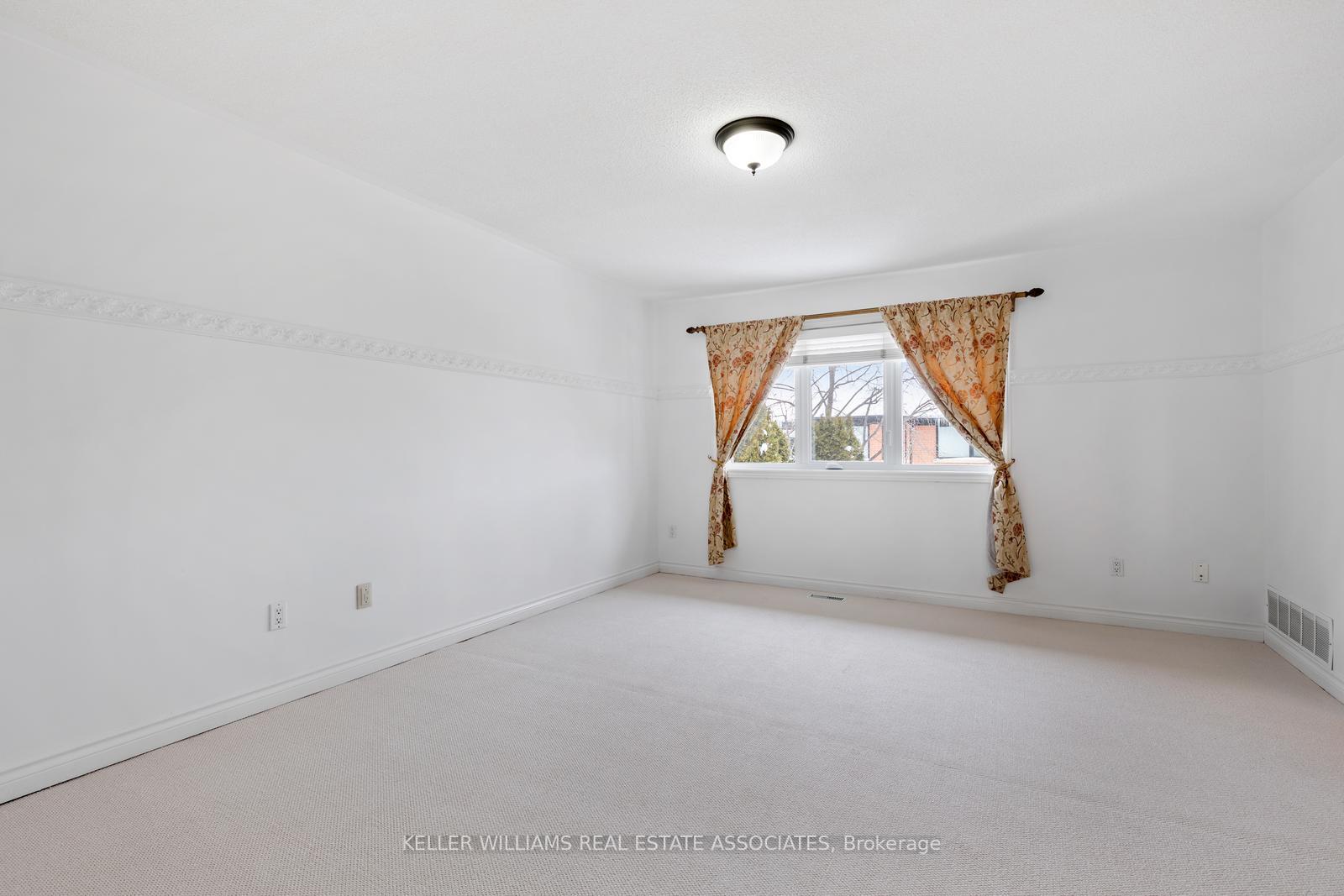 3 Bedrooms Condo at 5480 Glen Erin, Mississauga For sale