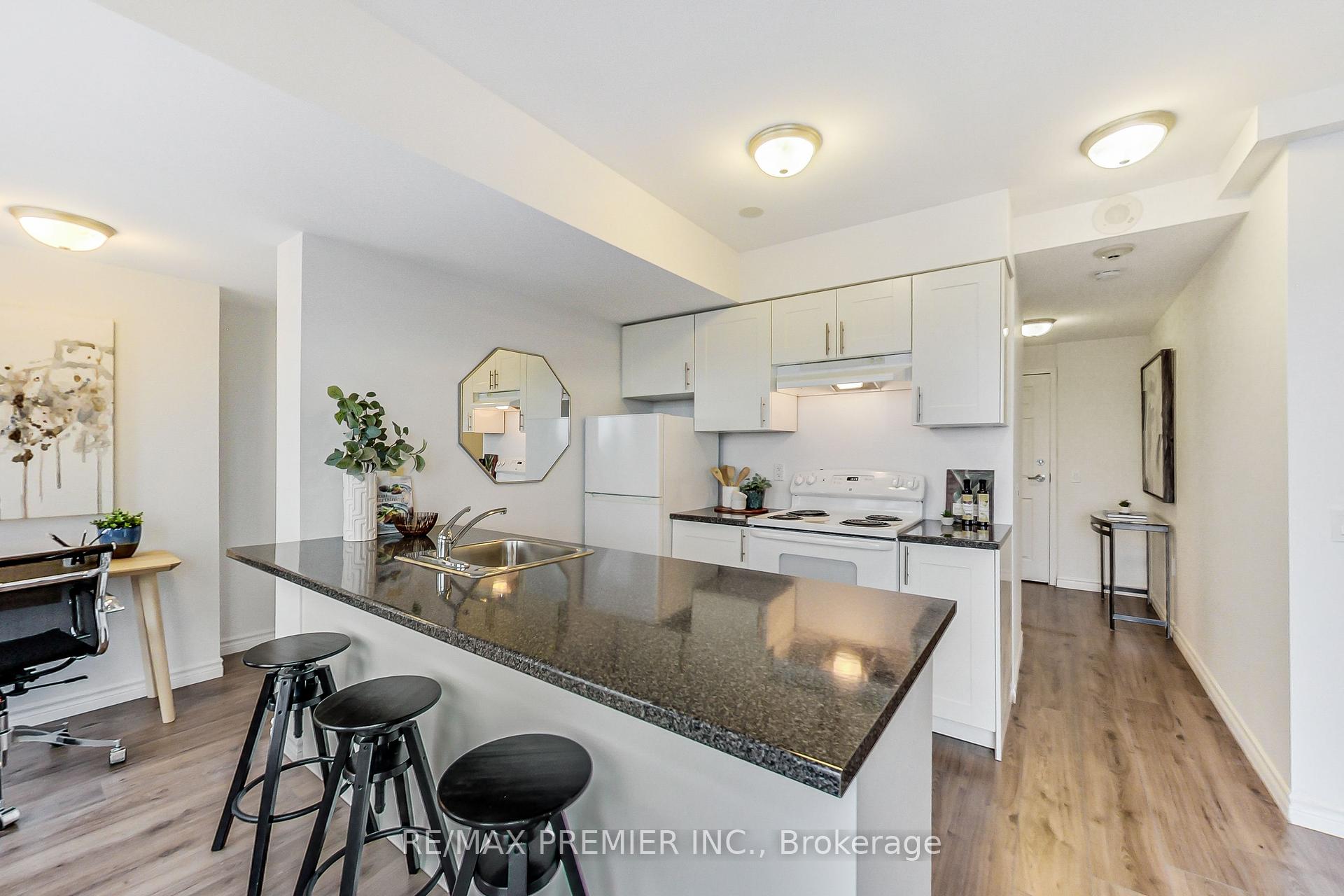 3 Bedrooms Condo at 15 Maplewood, Toronto For sale