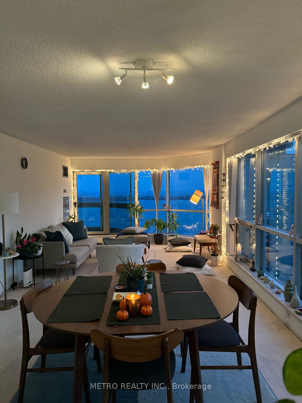 2 Bedrooms Condo at 10 Yonge, Toronto For sale