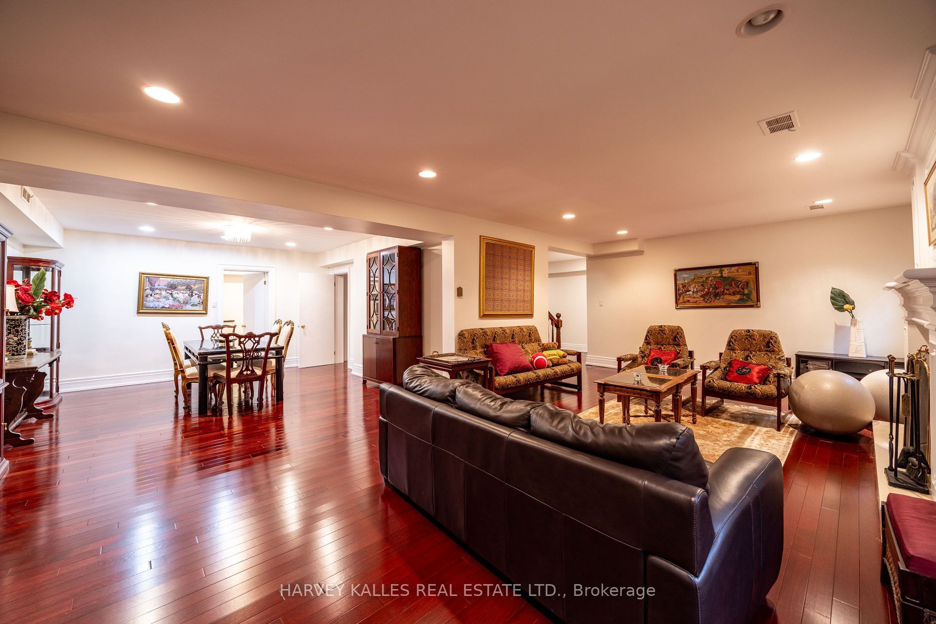 6 Versailles Court