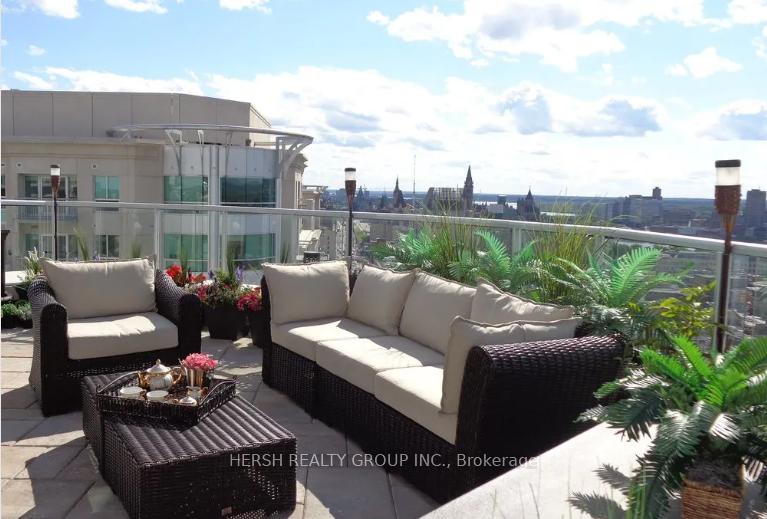 3 Bedrooms Condo at 10 Meadowglen, Toronto For sale