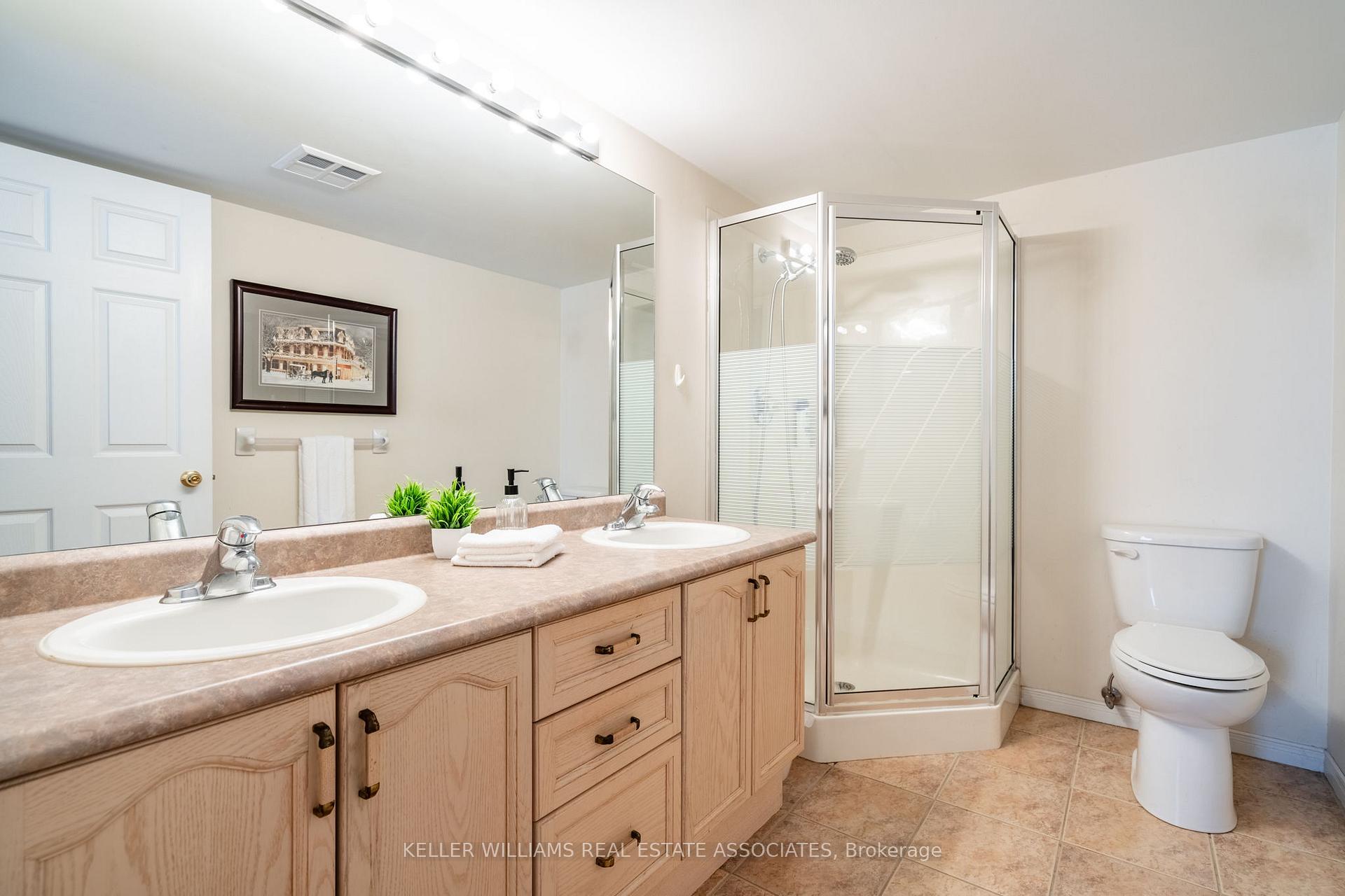 2 Bedrooms Condo at 216 Plains, Burlington For sale