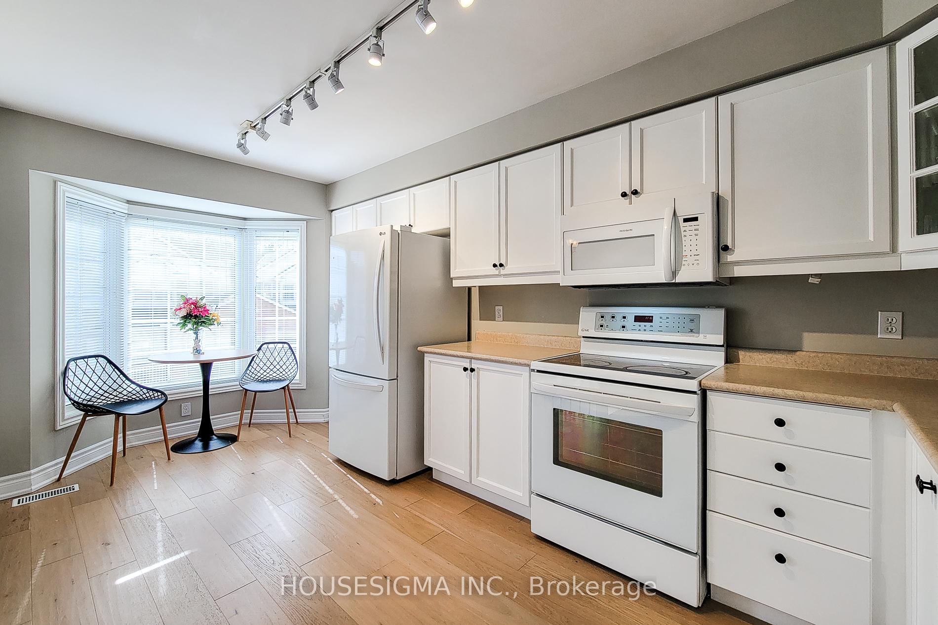 2 Bedrooms Condo at 3480 Upper Middle, Burlington For sale