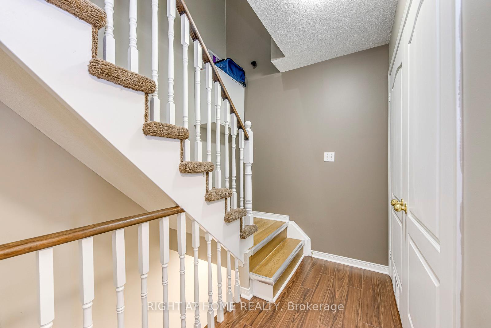 2 Bedrooms Condo at 605 Shoreline, Mississauga For sale