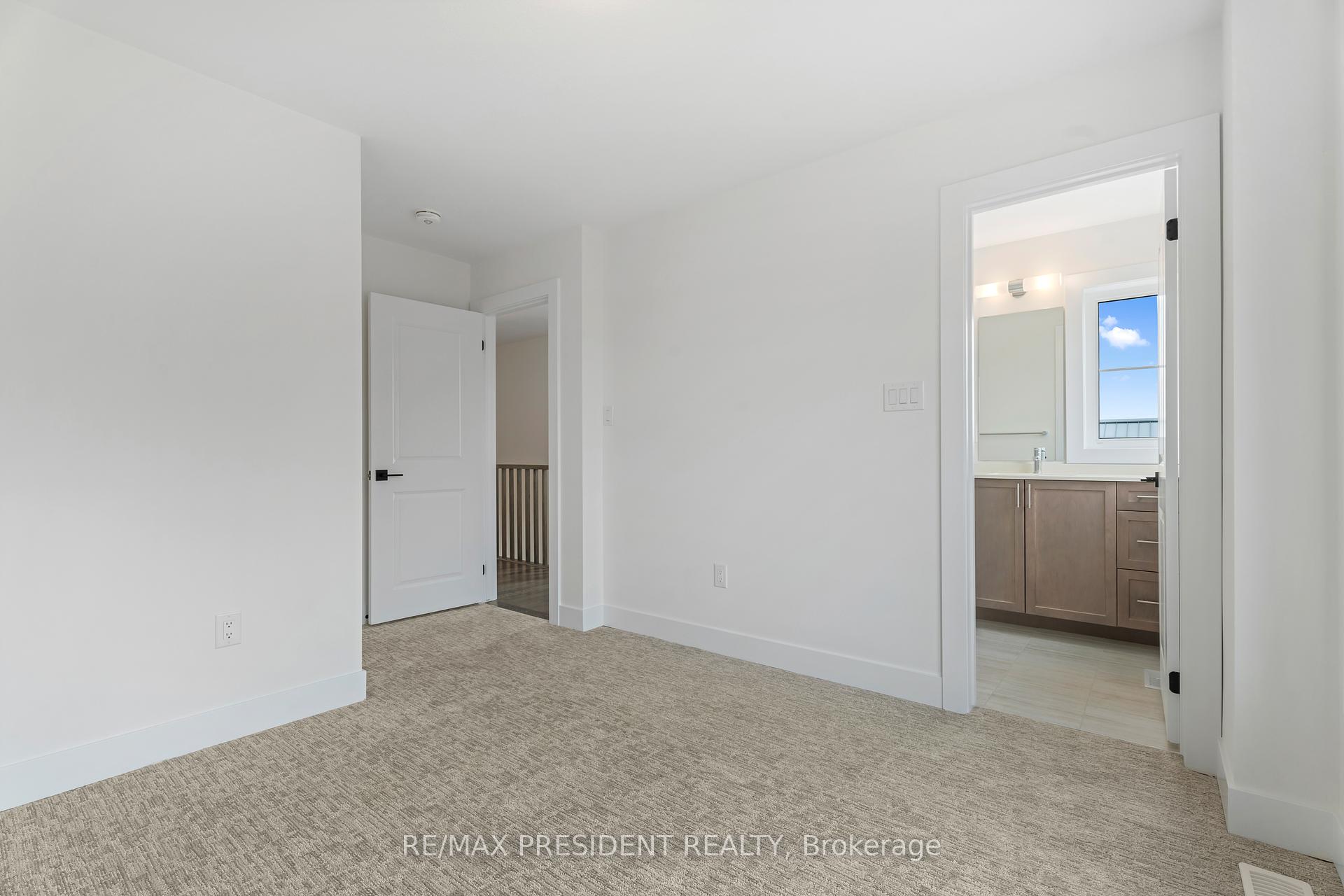 3 Bedrooms Condo at 2273 Turnberry, Burlington For sale
