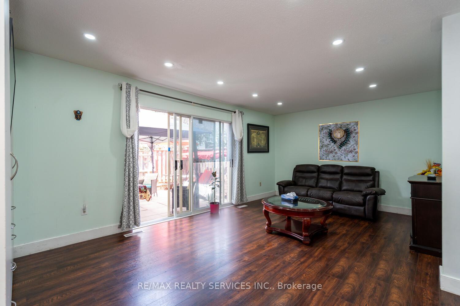5 Bedrooms Condo at 2825 Gananoque, Mississauga For sale
