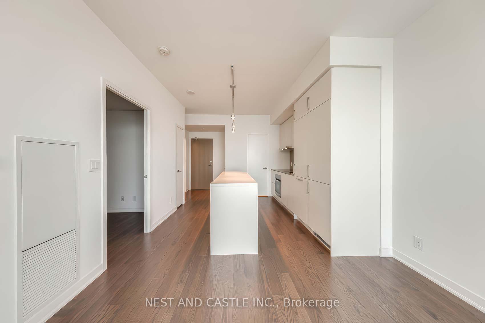2 Bedrooms Condo at 100 Harbour, Toronto For sale