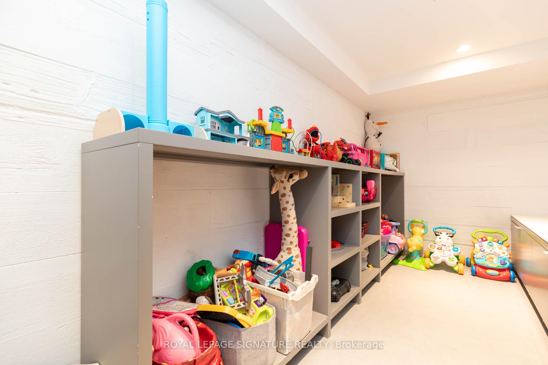 2 Bedrooms Condo at 8 Hillsdale, Toronto For sale