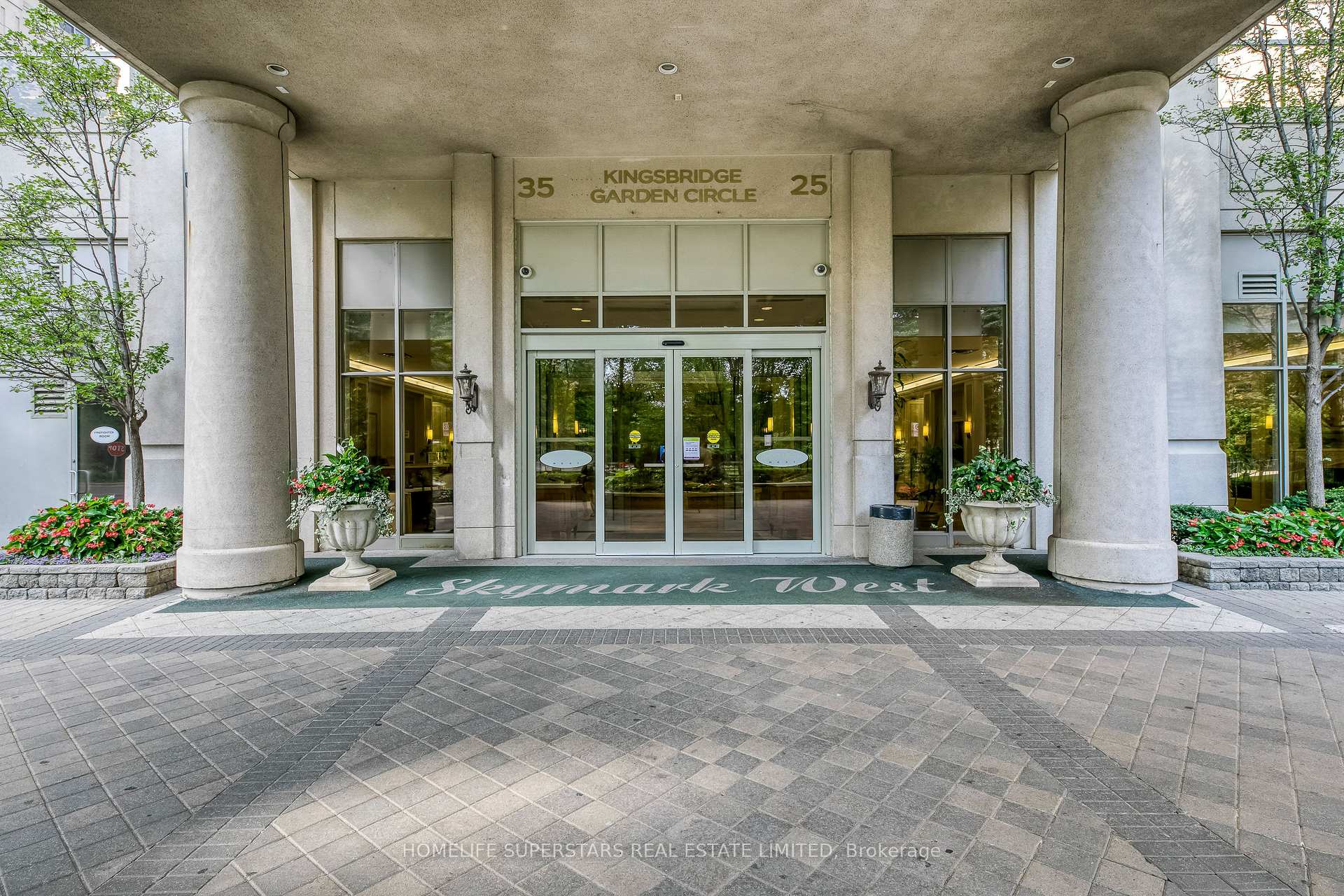 3 Bedrooms Condo at 25 Kingsbridge Garden, Mississauga For sale