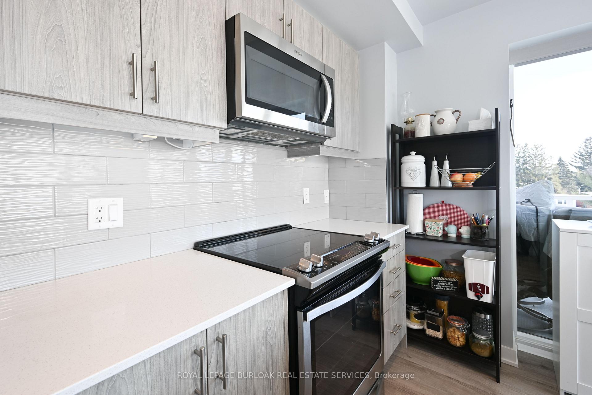 2 Bedrooms Condo at 16 Markle,  Hamilton For sale